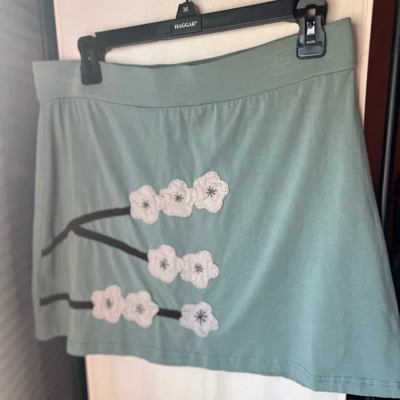 Synergy size large cotton skirt with flower appliqué - Picture 1 of 3